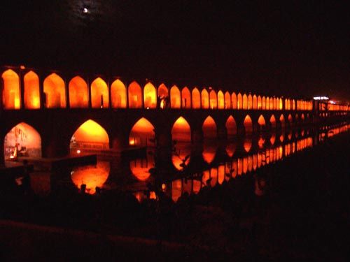 isfahan, 33 bogen brücke in der nacht